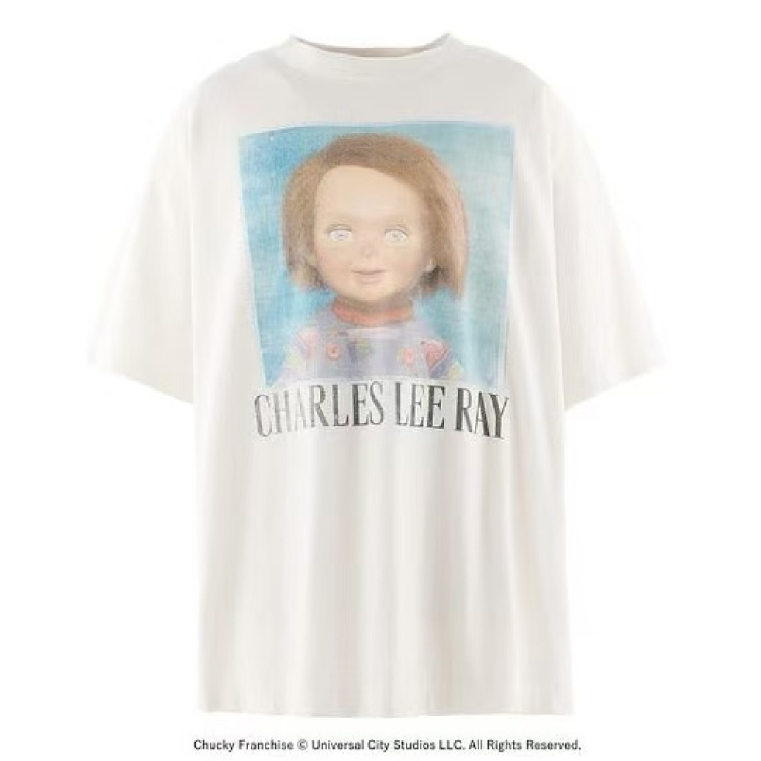 SAINT Mxxxxxx × CHUCKY Graphic T-Shirt – White front SAINT Mxxxxxx × CHUCKY Charles Lee Ray T-Shirt – White - Image 1