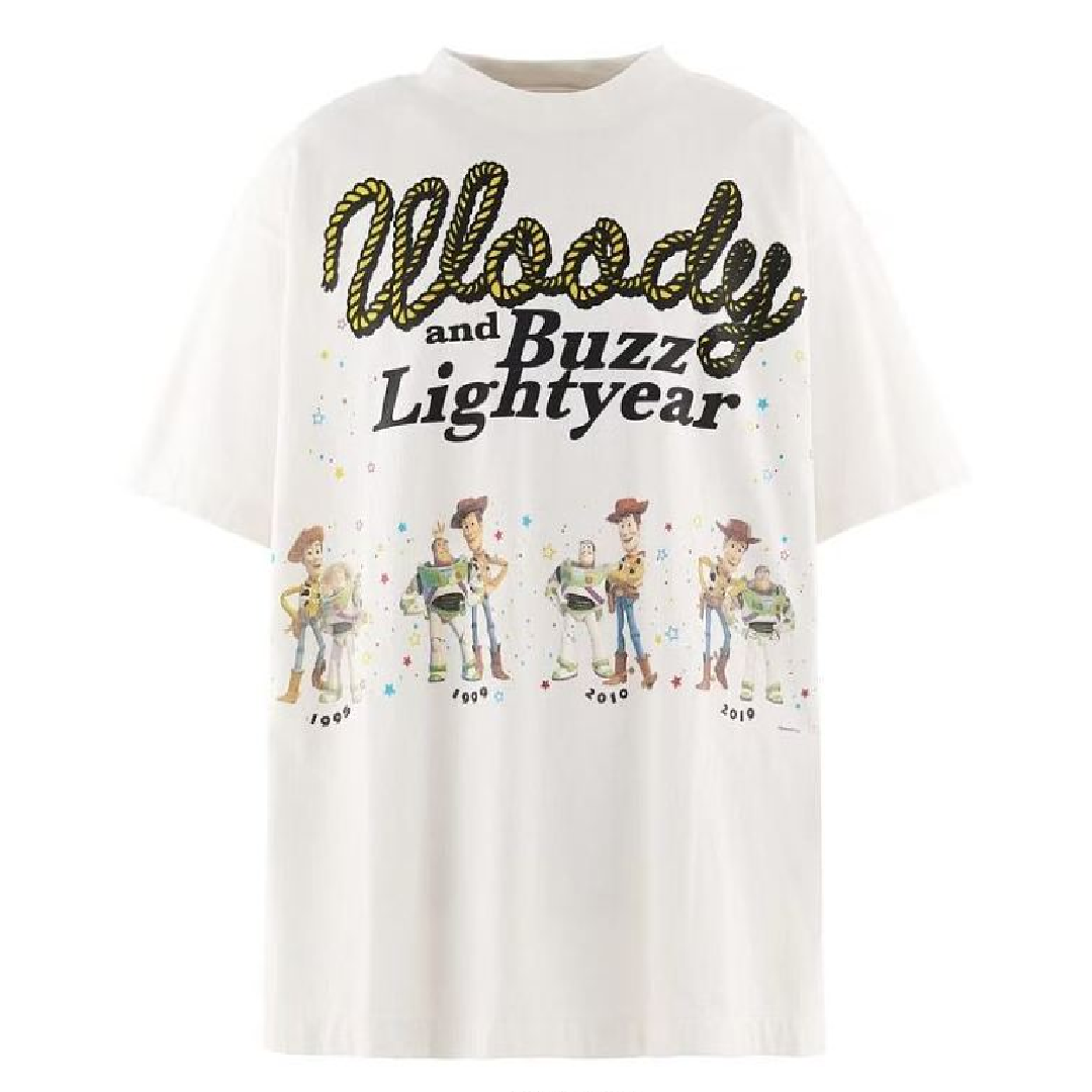 SAINT Mxxxxxx × TOY STORY Woody & Buzz Graphic T-Shirt – White front SAINT Mxxxxxx × TOY STORY Woody & Buzz T-Shirt – White - Image 1
